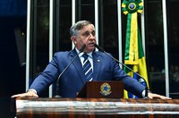 Izalci recua de CPMI e diz que compra do Banco Master não gera risco ao BRB