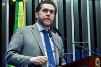 Plínio cobra explicações sobre camisa vermelha da seleção brasileira