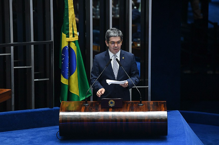 Em discurso, à tribuna, ;líder do governo no 
Congresso Nacional, senador Randolfe Rodrigues (Rede-AP).