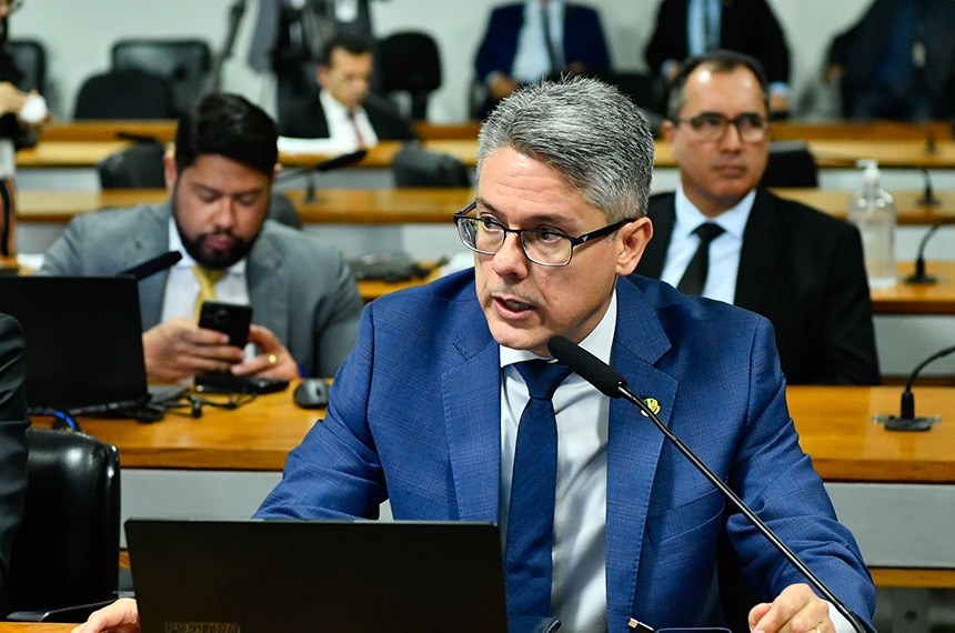 À bancada, em pronunciamento, senador Alessandro Vieira (MDB-SE).