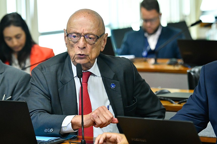 À bancada, em pronunciamento, senador Esperidião Amin (PP-SC).