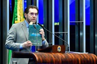 Plínio Valério critica relação do governo com ONGs