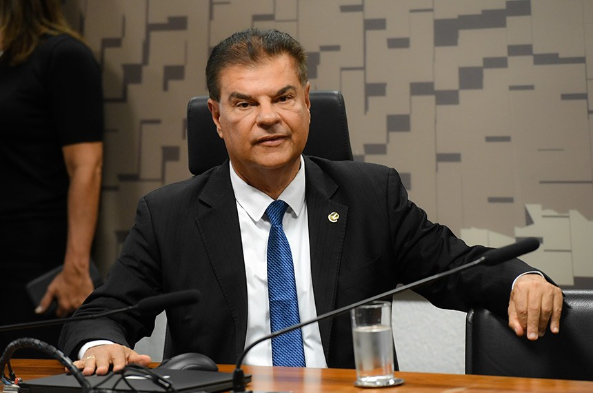 Em destaque, á mesa, presidente da CPCMS, senador Nelsinho Trad (PSD-MS).
