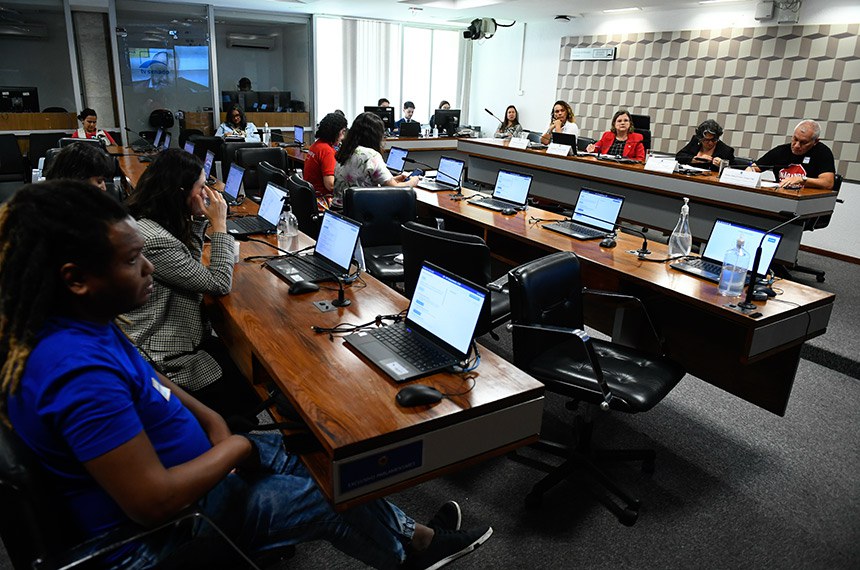 Mesa: 
diretora do Sindicato Nacional dos Servidores Federais da Educação Básica, Profissional e Tecnológica (Sinasefe), Andréa Pereira Moraes; 
presidente da CE, senadora Teresa Leitão (PT-PE);
1ª vice-presidenta do Sindicato Nacional dos Docentes das Instituições de Ensino Superior (Andes-SN), Raquel Dias Araújo; 
presidente da Confederação Nacional dos Trabalhadores em Educação (CNTE), Heleno Manoel Gomes Araújo Filho.