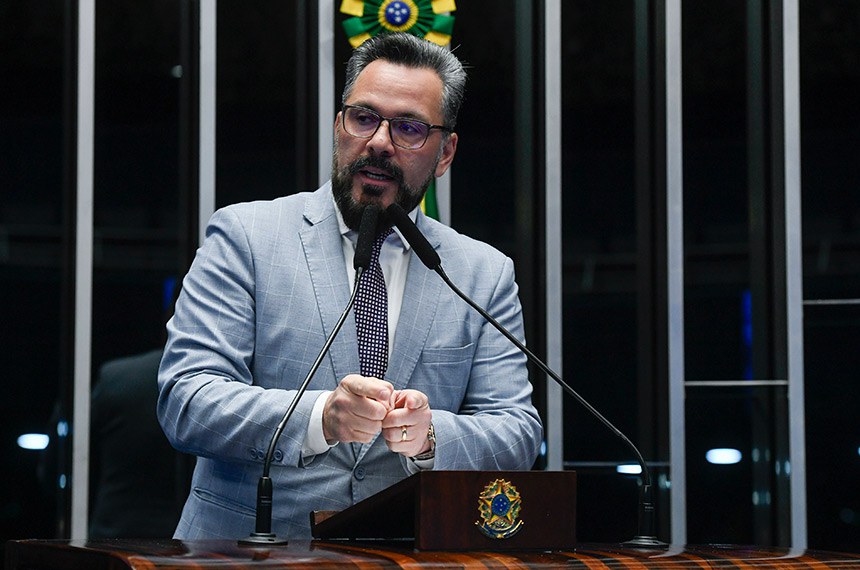 À tribuna, em discurso, senador Alan Rick (União-AC). 