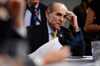 CCJ adia votação de PEC que acaba com reeleição para cargos do Executivo