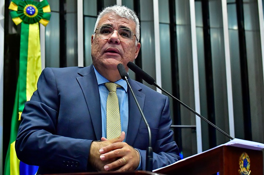 À tribuna, em discurso, senador Eduardo Girão (Novo-CE).