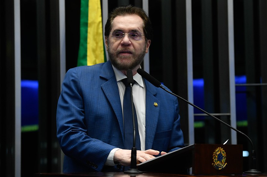 Senador Plínio Valério (PSDB-AM) em discurso à tribuna.