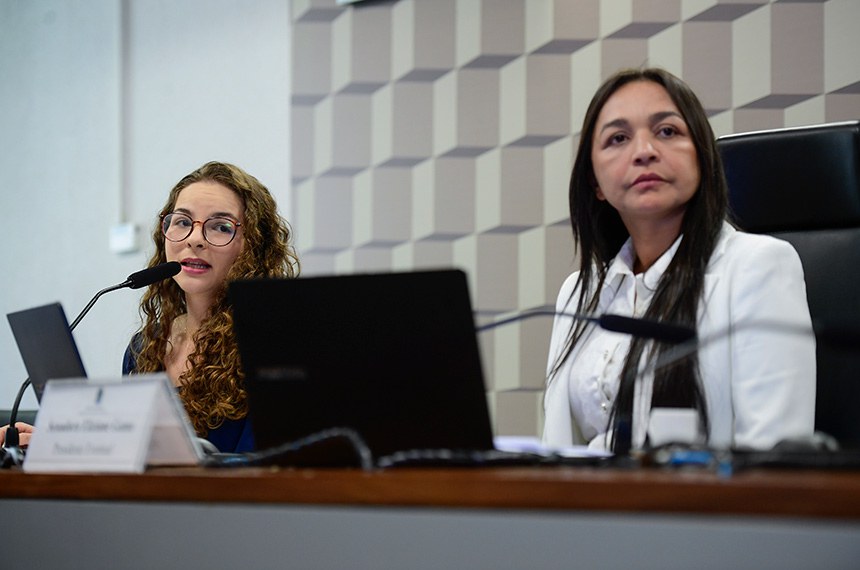 Mesa: 
analista de Meio Ambiente da Confederação Nacional dos Municípios (CNM), Raquel Martins da Silva - em pronunciamento; 
presidente eventual, senadora Eliziane Gama (PSD-MA).