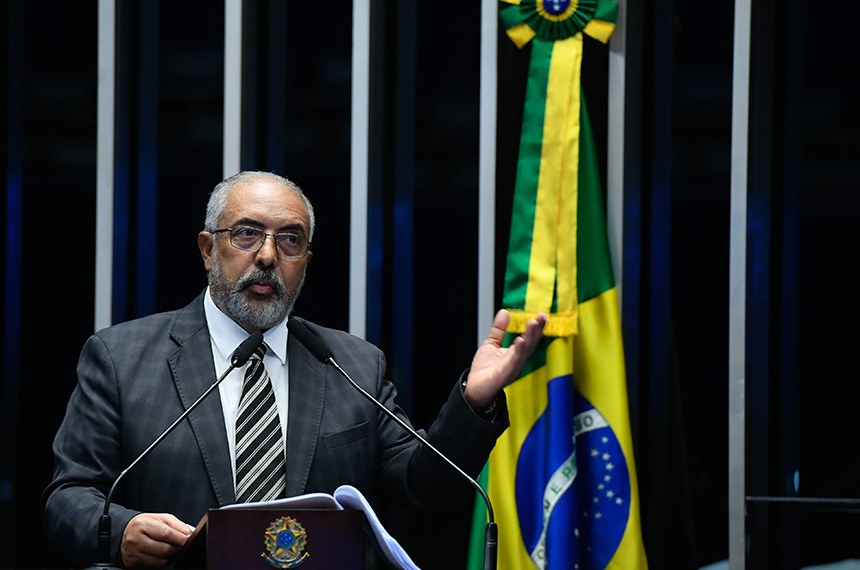 Em discurso, à tribuna, senador Paulo Paim (PT-RS).