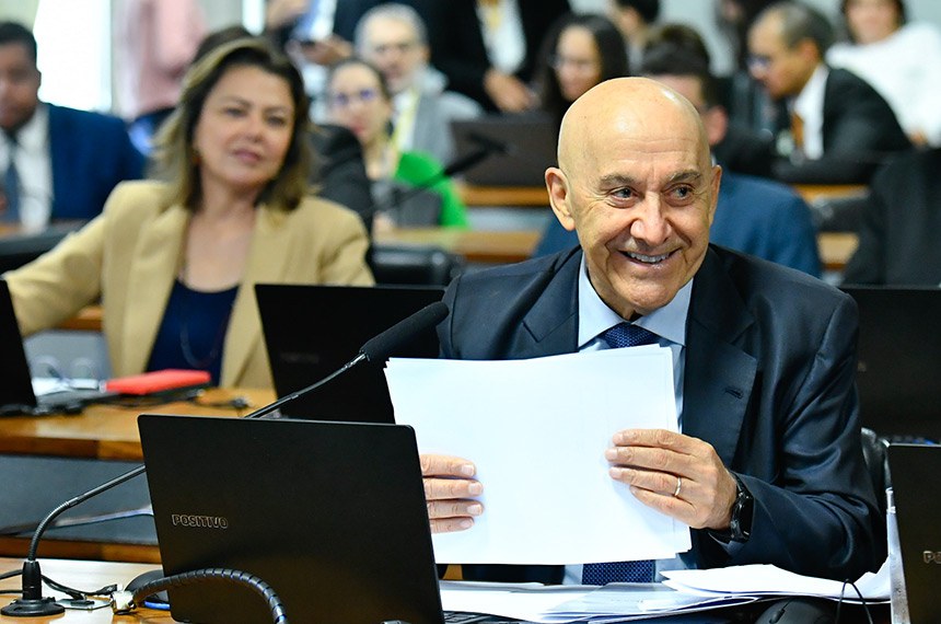 Em destaque, à bancada, senador Confúcio Moura (MDB-RO).