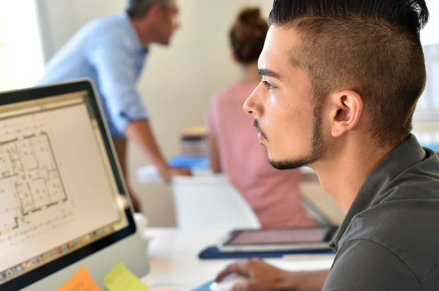 Contar com profissionais jovens, mesmo que com pouca experiência, pode ser bastante positivo, visto que tal feito agrega inovação e motivação à equipe. Contudo, muitos gestores ficam em dúvida sobre qual a melhor forma de trabalho para atender as necessidades da empresa.