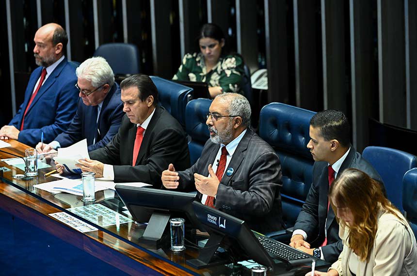 Mesa: 
diretor do Escritório da Organização Internacional do Trabalho (OIT), Vinícius Pinheiro; 
presidente da Associação Nacional de Medicina do Trabalho (Anamt), Francisco Cortes Fernandes; 
ministro de Estado do Trabalho e Emprego (MTE), Luiz Marinho; 
presidente e requerente desta sessão, senador Paulo Paim (PT-RS); 
secretário desta sessão; 
presidente da Associação Nacional das Magistradas e dos Magistrados da Justiça do Trabalho (Anamatra), Luciana Paula Conforti.
