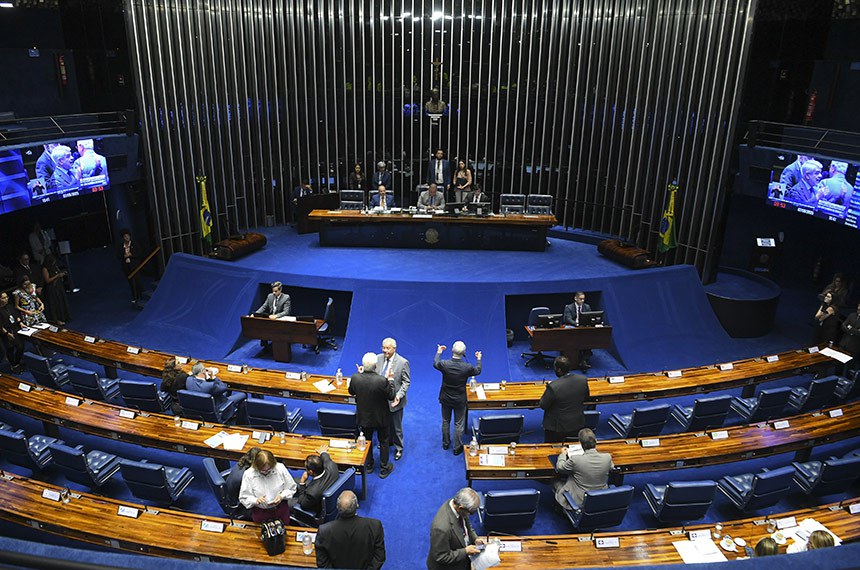 Senador Humberto Costa (PT-PE) em pronunciamento à bancada.