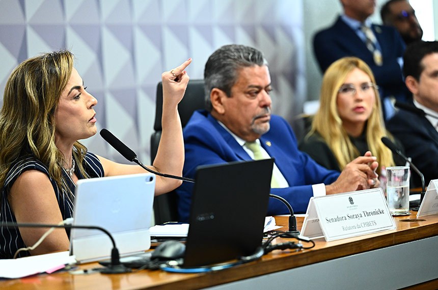 Mesa: 
relatora da CPIBETS, senadora Soraya Thronicke (Podemos-MS); 
presidente da CPIBETS, senador Dr. Hiran (PP-RR). 
apresentadora, influenciadora e empresária, Virginia; advogado da depoente, Pimenta da Fonseca Serrão Costa.
