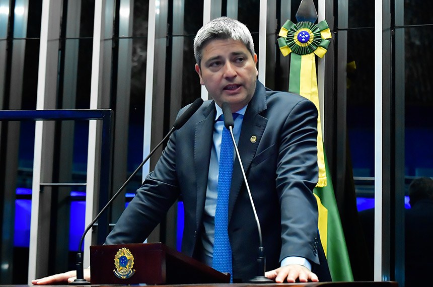 Em discurso, à tribuna, senador Carlos Portinho (PL-RJ).