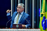 Girão cita "atividade política" de Dino e Barroso e cobra impeachment