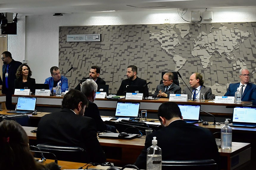 Mesa:
vice-presidente do Instituto Brasileiro de Direito e Sustentabilidade (Ibrades), Samanta Pineda;
presidente da Associação dos Produtores de Soja do Estado do Pará (Aprosoja/PA), Vanderlei Silva Ataides;
presidente da Associação de Produtores Rurais da Amazônia (Apria), Vinícius Borba;
presidente eventual da CRA, senador Zequinha Marinho (Podemos-PA);
presidente do Instituto Brasileiro do Meio Ambiente e dos Recursos Naturais Renováveis (Ibama), Rodrigo Agostinho;
consultor da Comissão Nacional do Meio Ambiente da Confederação da Agricultura e Pecuária do Brasil (CNA), Rodrigo Justus de Brito.