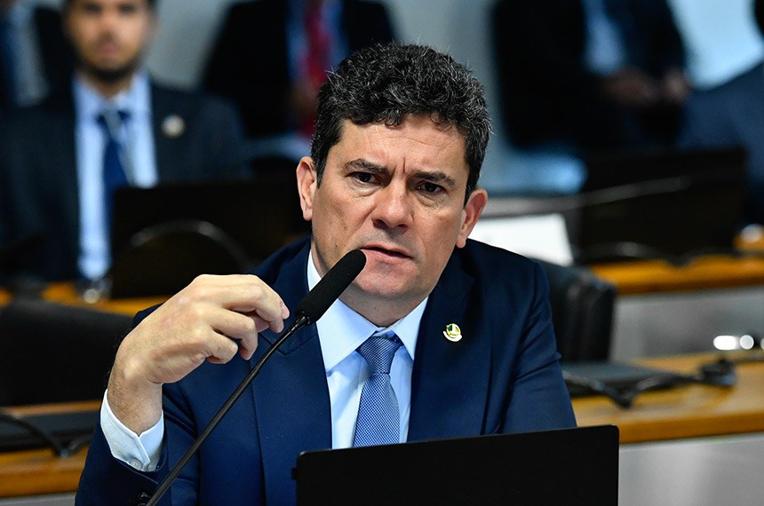 Em pronunciamento, à bancada, senador Sergio Moro (União-PR).