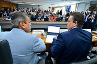 Senadores cobram ministro por respostas a fraudes contra aposentados do INSS