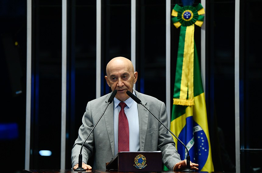 À tribuna, em discurso, senador Confúcio Moura (MDB-RO). 