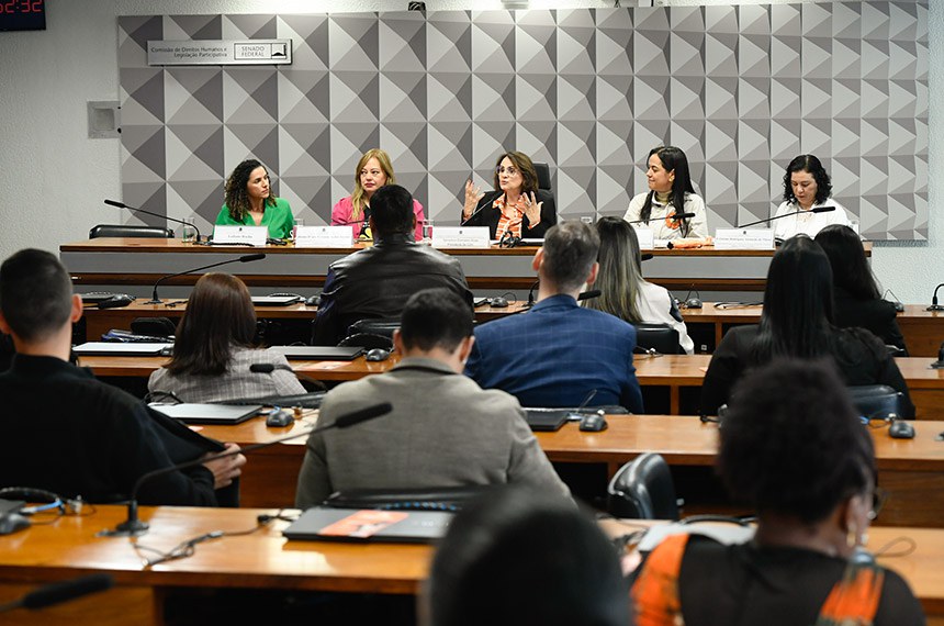 Convidados à bancada. 