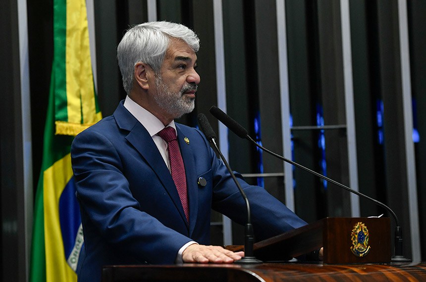 À tribuna, em discurso, senador Humberto Costa (PT-PE). 