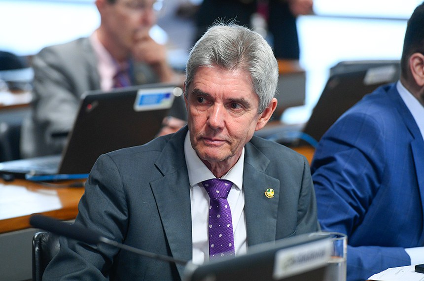 Em pronunciamento, à bancada, senador Jaime Bagattoli (PL-RO).