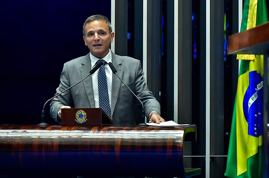 À tribuna, em discurso, senador Marcio Bittar (União-AC). 