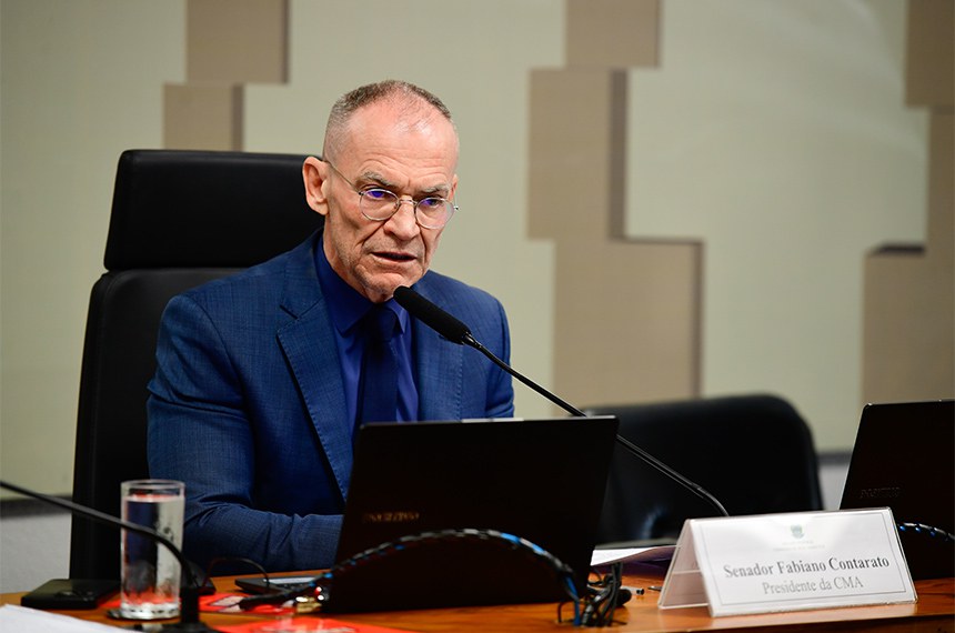 À mesa, em pronunciamento, presidente da CMA, senador Fabiano Contarato (PT-ES). 