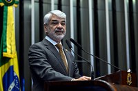 Humberto Costa defende julgamento dos acusados de tentativa de golpe