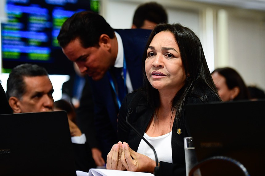Em pronunciamento, à bancada, senadora Eliziane Gama (PSD-MA).