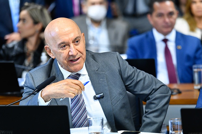 Em pronunciamento, à bancada, senador Confúcio Moura (MDB-RO).