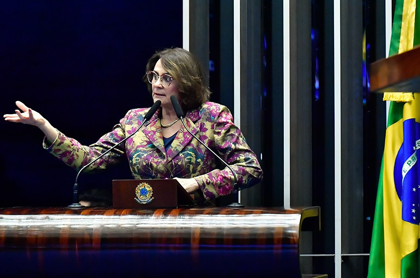 À tribuna, em discurso, senadora Damares Alves (Republicanos-DF). 