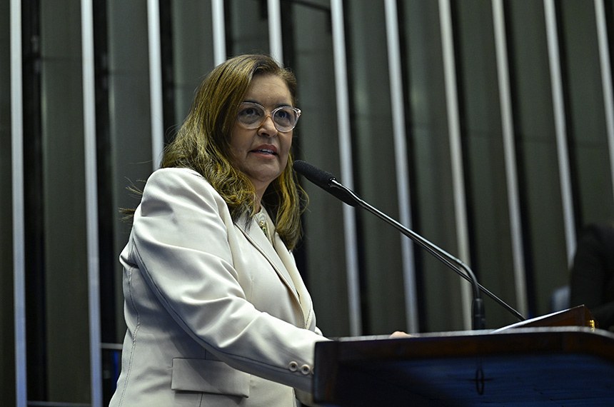 À tribuna, em discurso, senadora Dra. Eudócia (PL-AL). 