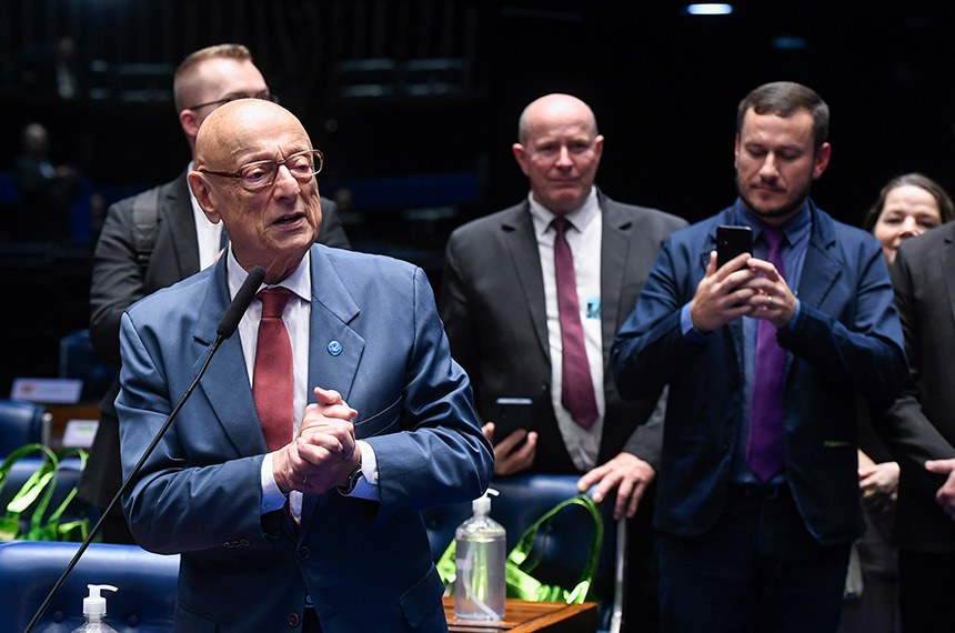 À bancada, em pronunciamento, senador Esperidião Amin (PP-SC).