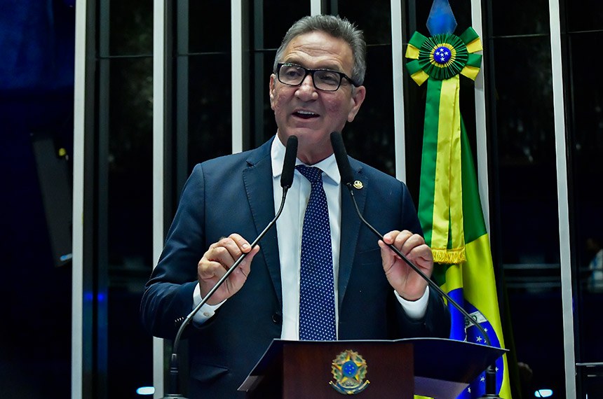 Senador Lucas Barreto (PSD-AP) em discurso à tribuna.
