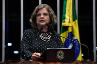 Teresa Leitão defende educação contra riscos da internet às crianças