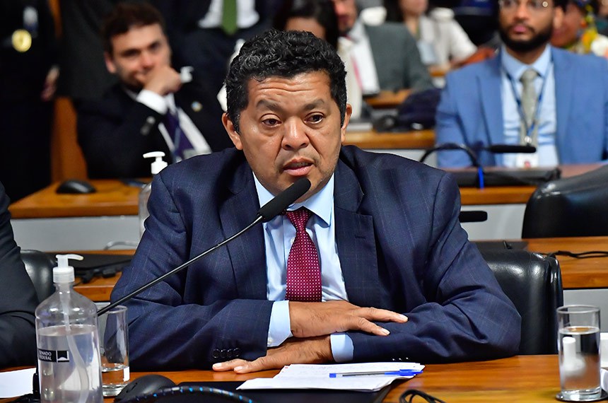 Em pronunciamento, à bancada, senador Beto Faro (PT-PA).