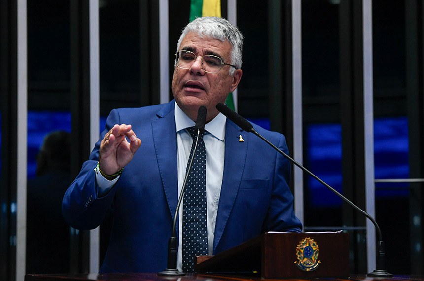 À tribuna, em discurso, senador Eduardo Girão (Novo-CE). 