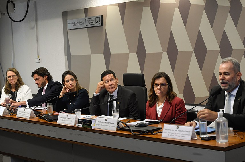 Mesa: 
diretora-executiva do Grupo de Estudos Tributários Aplicados (Getap), Zabetta Macarini;
presidente da Associação Nacional dos Procuradores dos Estados e do Distrito Federal (Anape), Vicente Martins Prata Braga;
presidente da Associação dos Conselheiros Representantes dos Contribuintes no Carf (Aconcarf), Ana Claudia Borges de Oliveira;
senador Hamilton Mourão (Republicanos-RS);
advogada e doutora em Direito Tributário Susy Gomes Hoffmann;
diretor de Programa da Secretaria Extraordinária da Reforma Tributária (Sert),Manoel Nazareno Procópio de Moura Júnior.