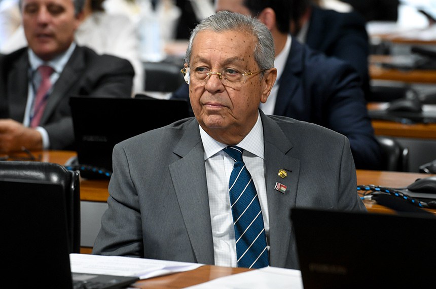 Senador Jayme Campos (União-MT) à bancada.