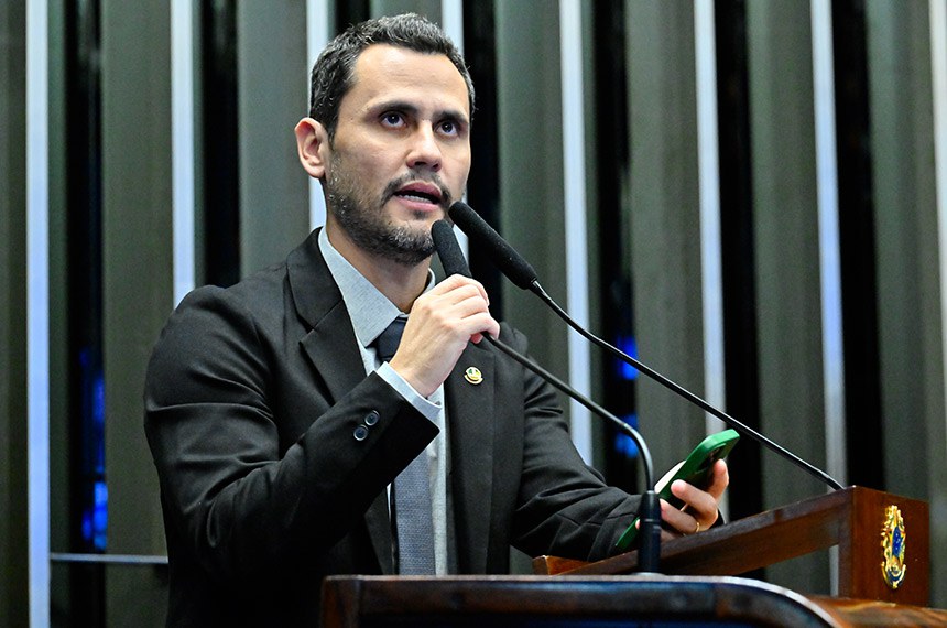 Senador Cleitinho (Republicanos-MG) em discurso à tribuna.