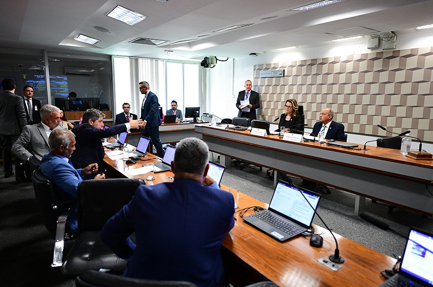 Bancada: 
senador Eduardo Girão (Novo-CE); 
senador Romário (PL-RJ); 
relator do PL 2.985/2023, senador Carlos Portinho (PL-RJ) - em pronunciamento; 
senador Sérgio Petecão (PSD-AC).