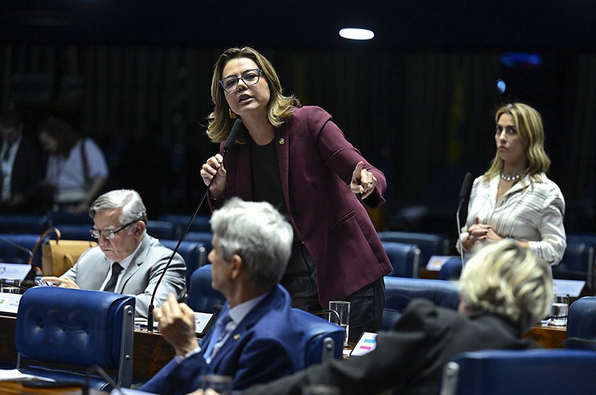 Em pronunciamento, à bancada, senadora Leila Barros (PDT-DF).