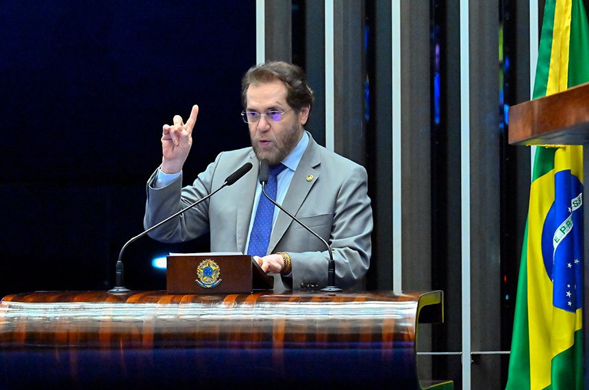 Em discurso, à tribuna, senador Plínio Valério (PSDB-AM).