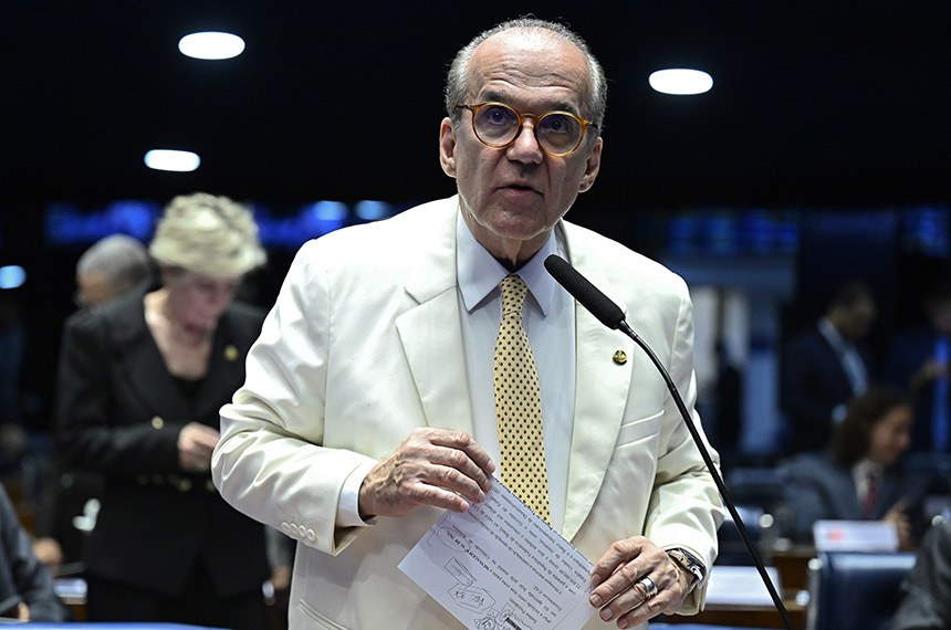 Em pronunciamento, à bancada, senador Fernando Dueire (MDB-PE).