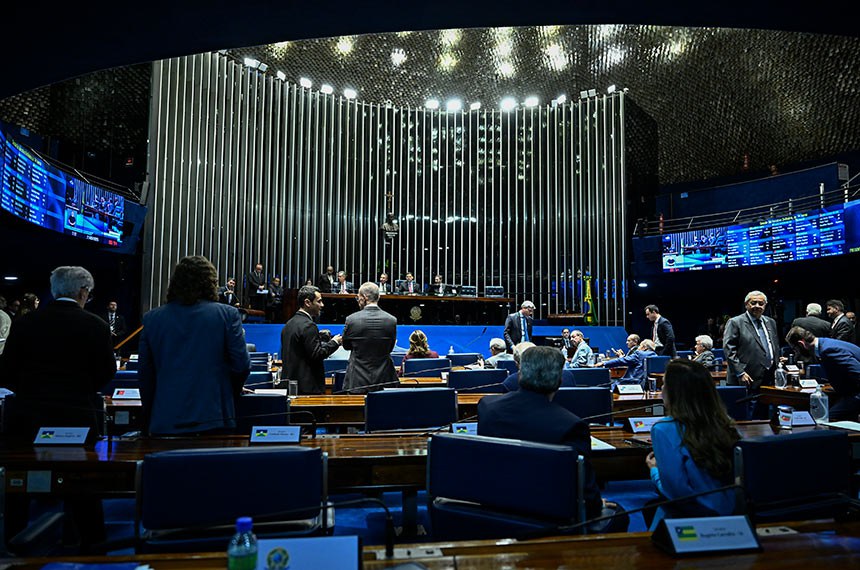 Senadores à bancada.