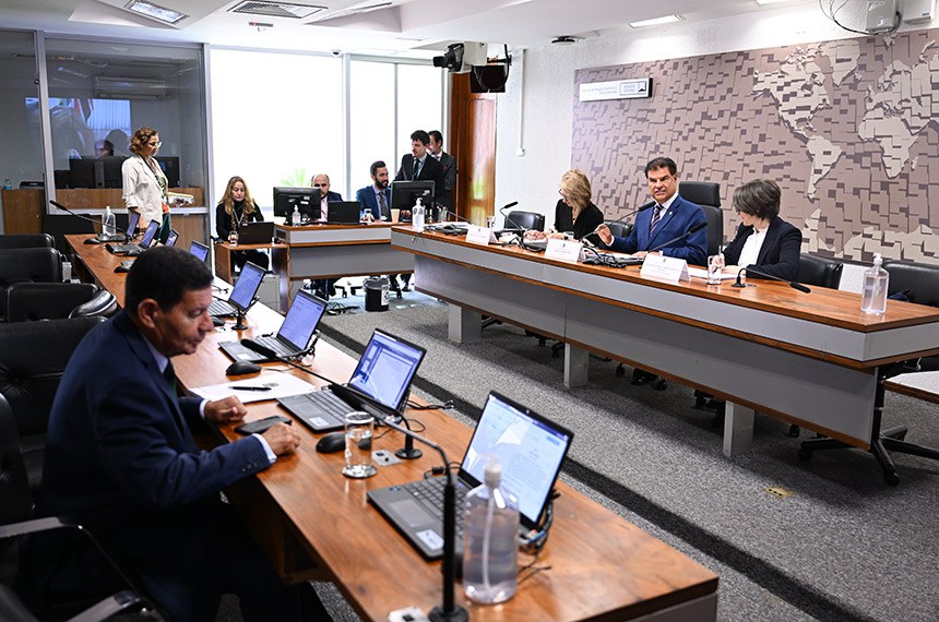 À bancada, senador Hamilton Mourão (Republicanos-RS).