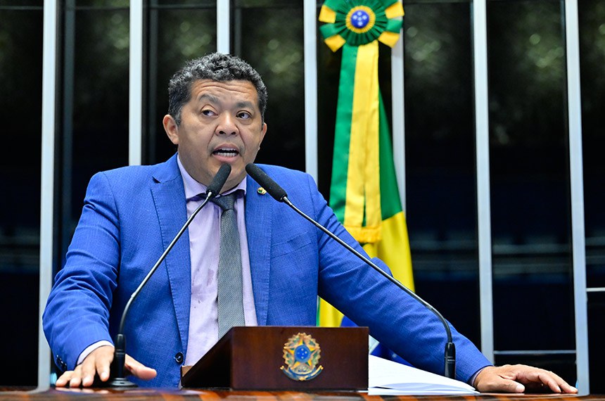 Em discurso, à tribuna, senador Beto Faro (PT-PA).